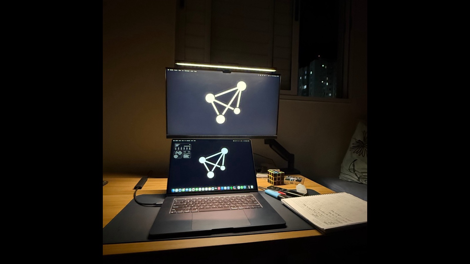 Setup de trabalho com dois monitores exibindo a marca Matheus ADS, usado para estruturar campanhas de tráfego pago