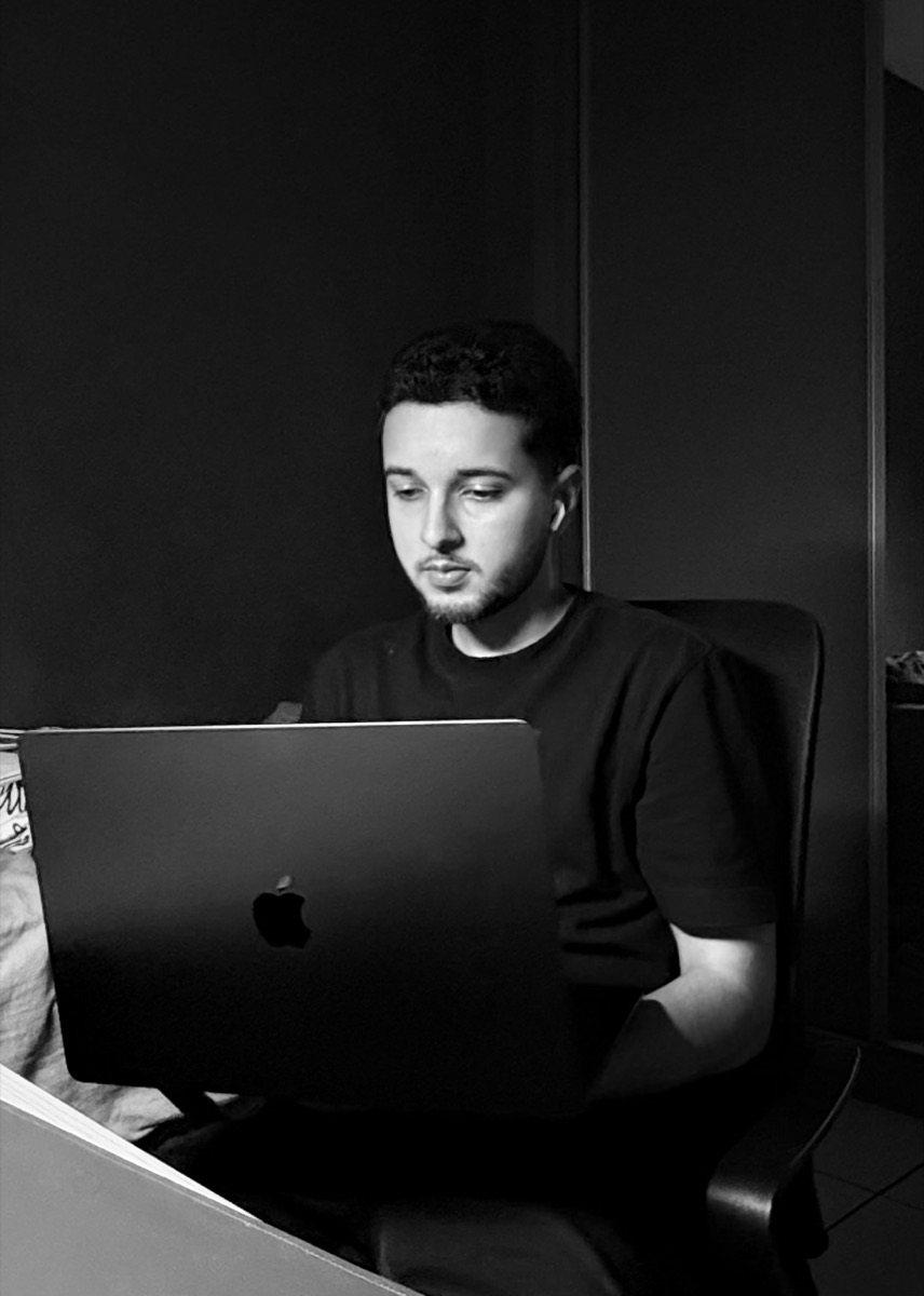 Matheus trabalhando na configuração de uma campanha de tráfego pago